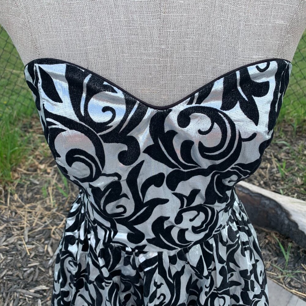 Vintage 90s LA Glo Silver Metallic Black Velvet Strapless Fit and Flare Dress - Picture 2 of 15